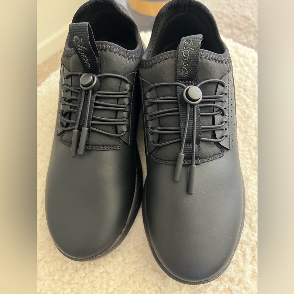 Clove shoes in all black